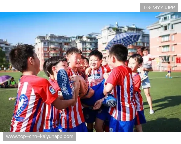 冠军赛终场哨响,球员泪洒赛场写下难忘瞬间,冠军被推出赛道 冠军赛终场哨响,球员泪洒赛场写下难忘瞬间,冠军被推出赛道